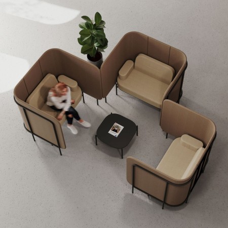 Fauteuils Fora oranges alignés dans un espace moderne avec cloison décorative rouge en arrière-plan. - Fora