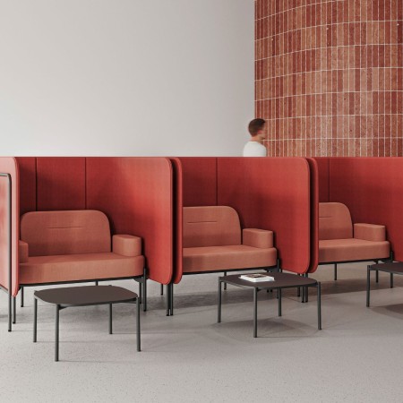 Disposition de plusieurs modules Fora marron formant une zone ouverte modulable avec assises et tables. - Fora