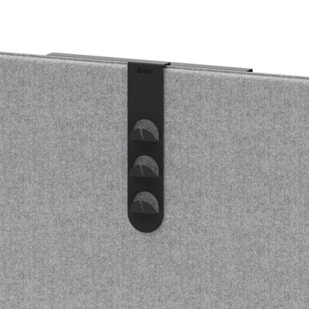 Crochets muraux multiples fixés sur une paroi, permettant l’accrochage d’objets ou équipements. - Accessoires