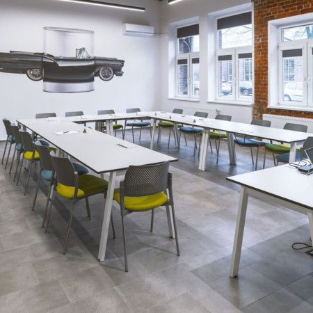 chaise de conférence légère et ergonomique pour entreprises suisses assise en cuir Kyos 2