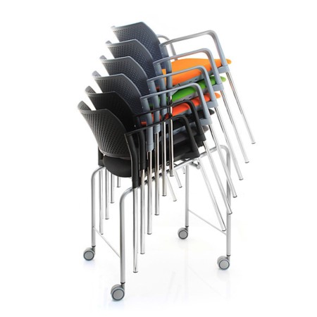 Chaises Kyos empilées pour entreprises et salle de formation