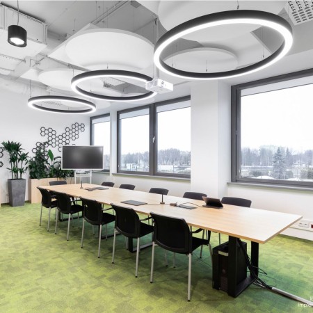 Salle de réunion avec chaises Kyos noires avec dossier en maille