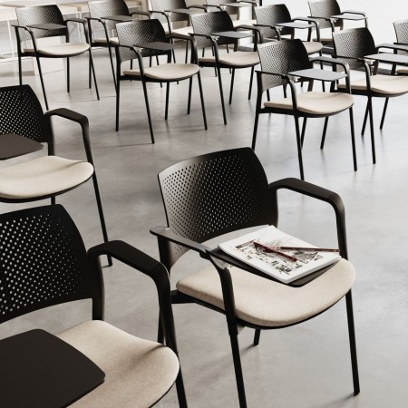 Chaise de conférence Kyos KY 220 en plastique gris vue de trois-quarts 2