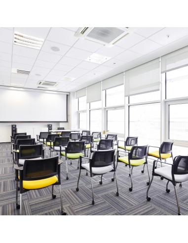 Chaises de conférence Kyos disposées en rangée dans une salle de formation moderne