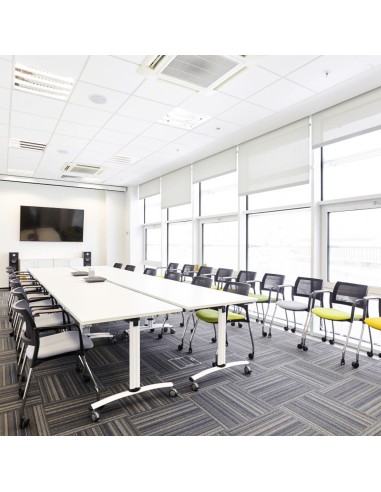 Chaises Kyos sur roulettes utilisées dans un espace collaboratif, solution flexible pour coworking et salles de réunion