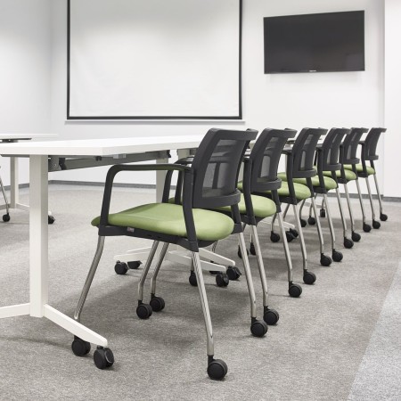 Salle de conférence avec chaises Kyos coussin vert - confort premium pros