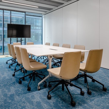 Chaise pivotante Lumi LM 5R1 confort premium en salle de conférence pour longues réunions