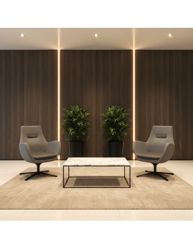 Fauteuil lounge pivotant gris avec table basse marbre dans un hall d’accueil