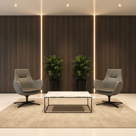 Fauteuil lounge pivotant gris avec table basse marbre dans un hall d’accueil