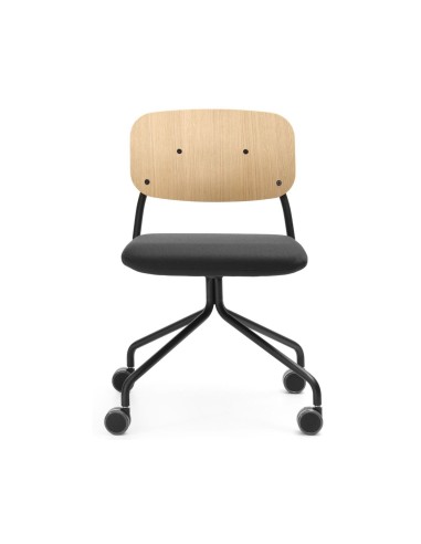 Chaise Hens HS 4K0 2N avec dossier bois naturel et assise noire sur roulettes – vue de face