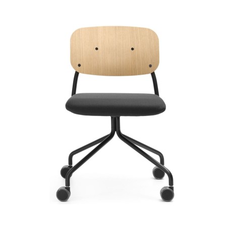 Chaise Hens HS 4K0 2N avec dossier bois naturel et assise noire sur roulettes – vue de face