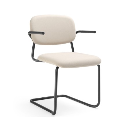 Chaise de réunion Hens HS 230 tapissée beige avec piétement traîneau noir, vue de trois-quarts