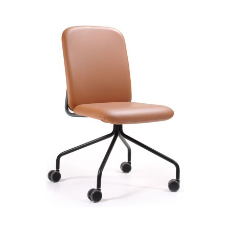 Chaise Hens HS 4K0 H en cuir cognac avec dossier haut et roulettes