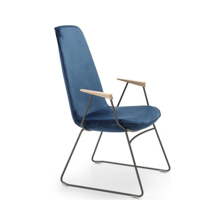 Chaise lounge de conférence Lumi bleu velours avec dossier haut et accoudoirs bois sur piètement luge