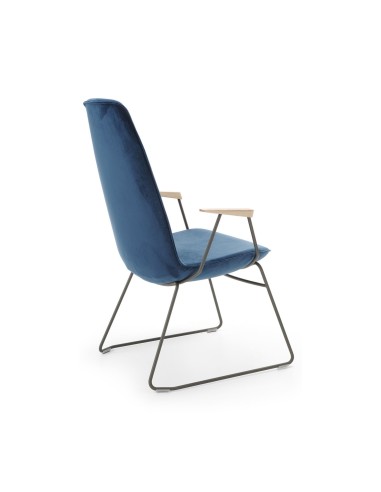 Fauteuil d’accueil premium Lumi bleu avec structure luge et accoudoirs en bois verni pour bureaux d’architectes