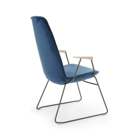 Fauteuil d’accueil premium Lumi bleu avec structure luge et accoudoirs en bois verni pour bureaux d’architectes