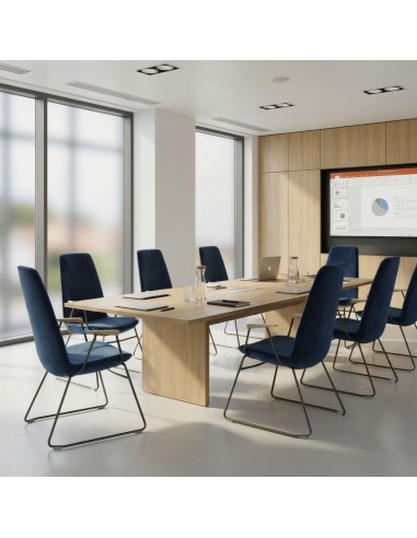 Salle de réunion avec chaises en velours bleu et pieds luge, accoudoirs en bois verni Lumi pour salle de conférence suisses