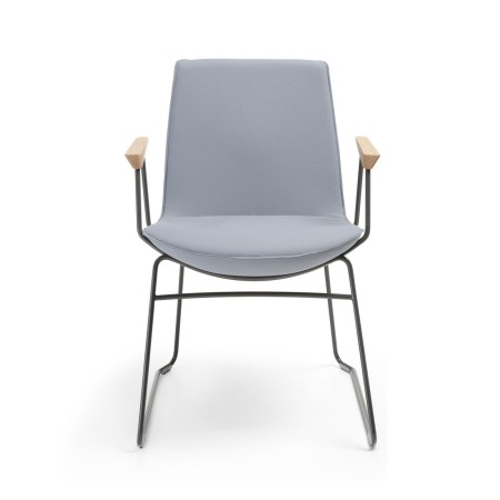 Chaise de réunion Lumi avec accoudoirs en bois verni gris tissu premium de face