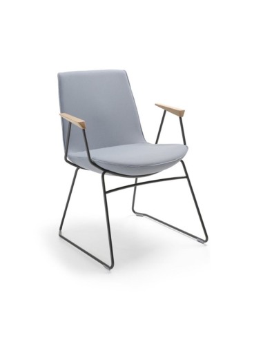Chaise Lumi accoudoirs bois vue de trois quarts pour salle de réunion