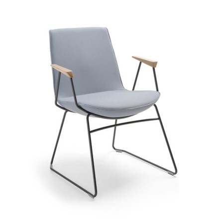 Chaise Lumi accoudoirs bois vue de trois quarts pour salle de réunion