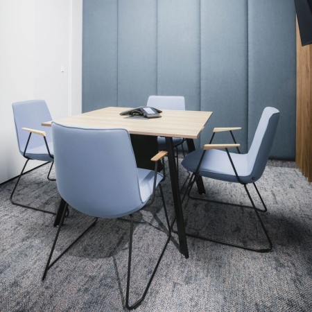 Chaise Lumi accoudoirs bois vue de trois quarts pour salle de réunion 2