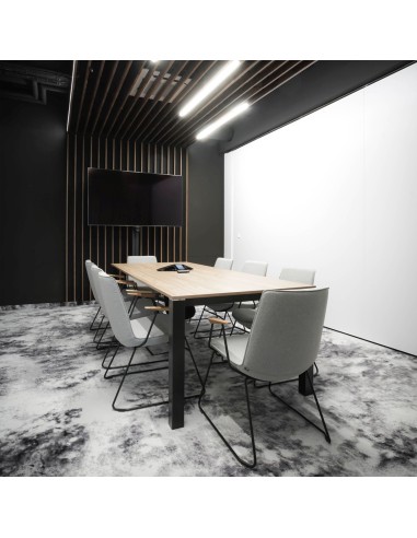 Salle de réunion suisse avec des chaises à piétement traîneau et confort premium