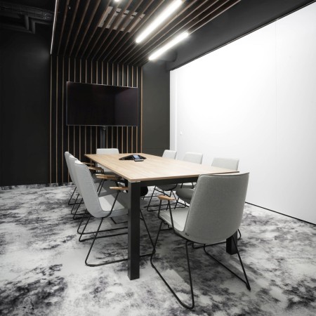 Salle de réunion suisse avec des chaises à piétement traîneau et confort premium