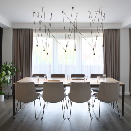 salle de réunion professionnelle à Sion avec chaises design gris Lumi pour entreprises exigeantes