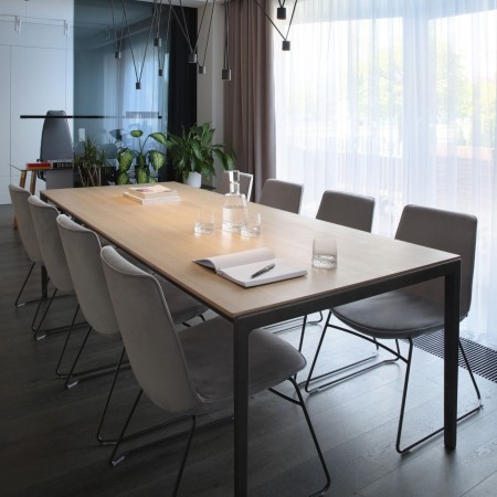 vue de trois quarts chaise de conférence Lumi coque rembourrée grise 2