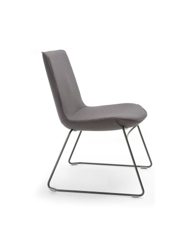 Profil de la chaise Lumi grise pour salle de conférences et réunion avec piètement luge et confort premium