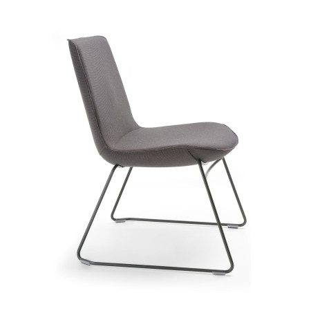 Profil de la chaise Lumi grise pour salle de conférences et réunion avec piètement luge et confort premium