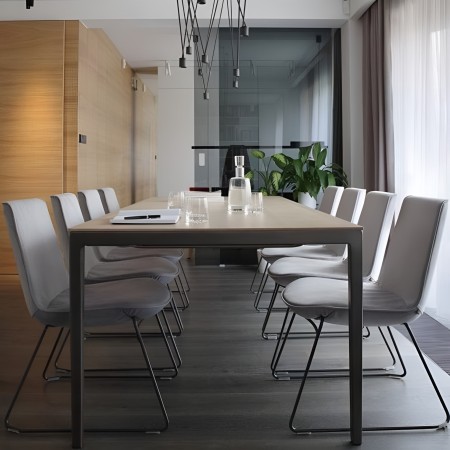 Salle de réunion moderne et épurée pour entreprises sur Zürich avec chaises Lumi grises