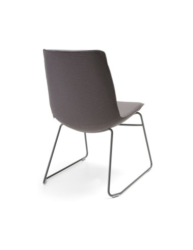 Vue de dos de la chaise Lumi avec pieds traineau et confort durable pour entreprises suisses