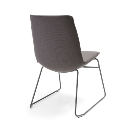 Vue de dos de la chaise Lumi avec pieds traineau et confort durable pour entreprises suisses