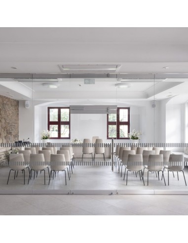 Salle de conférence à Brig avec chaises blanches confort design Lumi