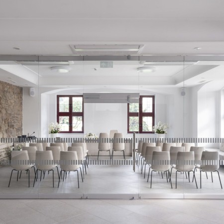 Salle de conférence à Brig avec chaises blanches confort design Lumi