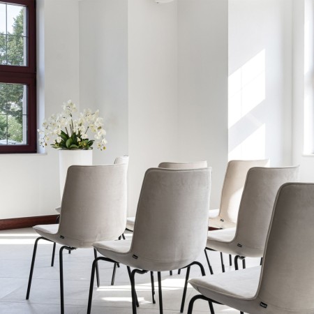 salle de réunion premium chaise Lumi LM215 beige confort pour bureaux suisses