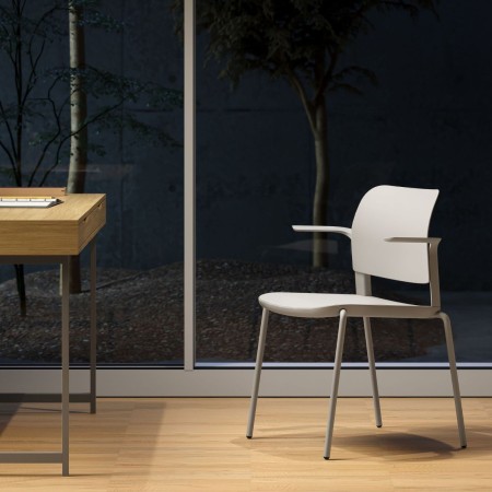 Bureau professionnel avec chaise Volo en plastique injecté empilable et légère - parfaite pour entreprises exigeantes suisses