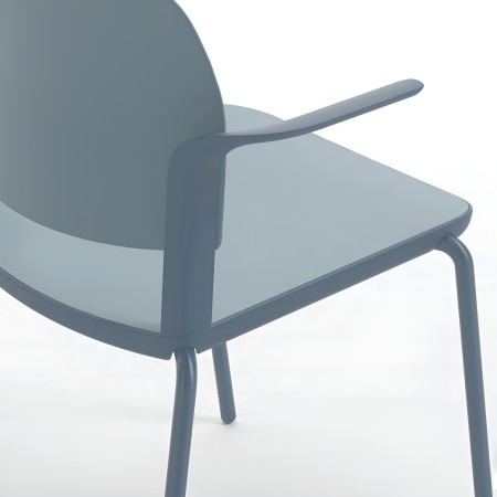 Gros plan sur l'assise de la chaise Volo avec accoudoirs ouverts sur 4 pieds en plastique coloris bleu