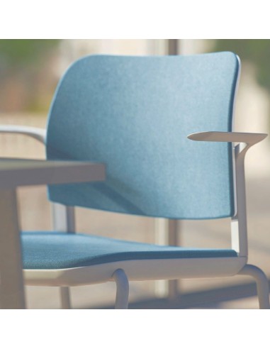 Zoom sur la chaise rembourrée de réunion et formation Volo pour espaces professionnels suisses