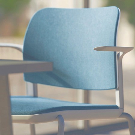 Zoom sur la chaise rembourrée de réunion et formation Volo pour espaces professionnels suisses