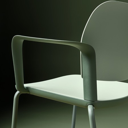 Accoudoir design de la chaise Volo verte en plastique design pour salle de réunion suisse