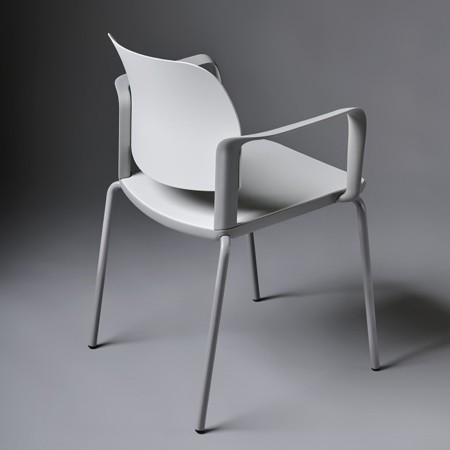 Chaise volo de dos Structure fine et légère en plastique