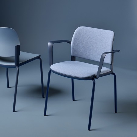 Chaise Volo en tissu bleu confortable pour réunions sur la longue durée