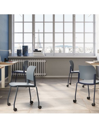 Salle de formation équipée de chaises Volo empilables pour environnement professionnel