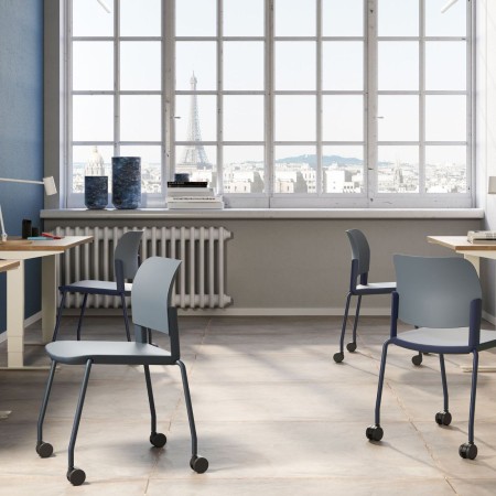 Salle de formation équipée de chaises Volo empilables pour environnement professionnel