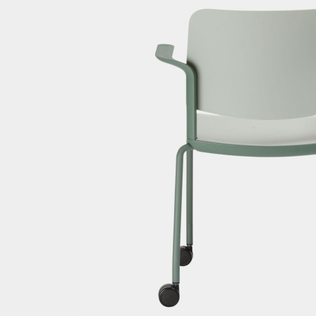 Vue de dos avec ambiance grise professionnelle sur roulettes