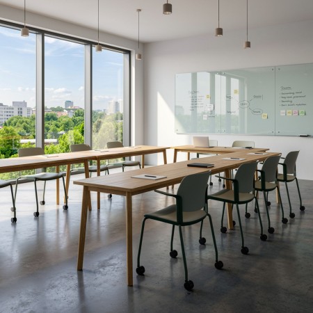 Chaise blanche moderne pour salle de formation avec accoudoirs et roulettes 2