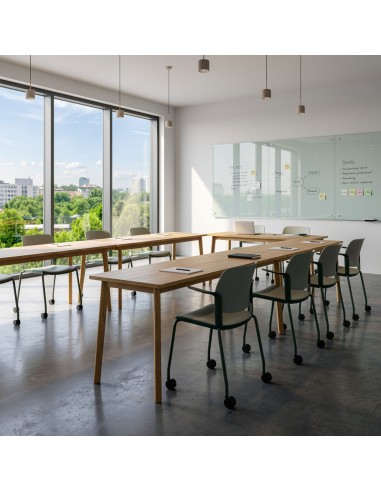 Chaise Volo vert sauge avec accoudoirs et roulettes pour salle de formation suisse