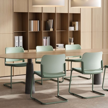 Aménagement de salle de réunion avec chaises Volo au piètement luge